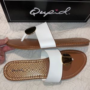 Women’s casual white sandal with gold metallic colored design size 10